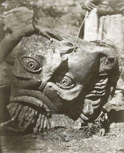 1875年、シリアのクナワットにある骨董品の頭 作： Tancrede Dumas